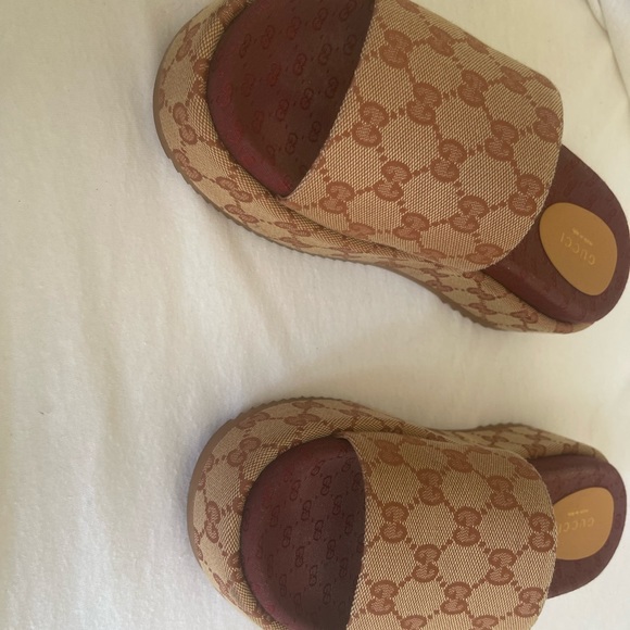 GUCCI
Canvas GG Monogram Angelina
Platform Slide Sandals 
Size 39 Beige
Ruggine - Picture 11 of 11